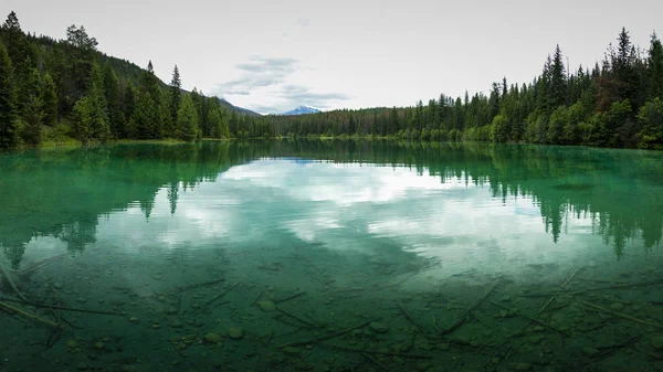 Verde Pequeno Lago Reflexivo Montanhas — Fotografia de Stock