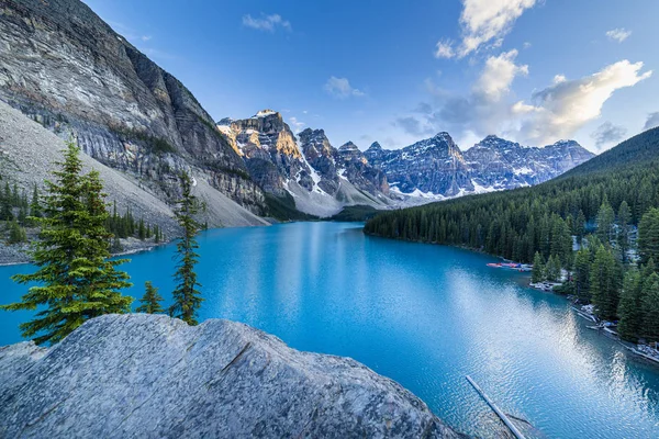 Laghetto Azzurro Nelle Montagne Estive — Foto Stock