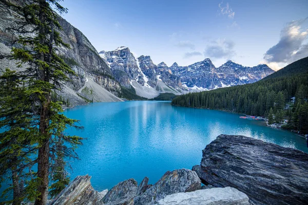 Lago Azul Brillante Las Montañas Verano —  Fotos de Stock