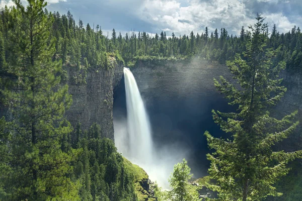 Estate Montagne Verdi Con Alta Cascata — Foto Stock