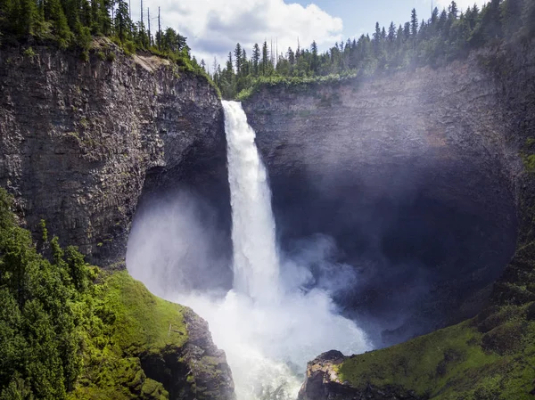 Großer Wasserfall Den Bergen Natürlicher Hintergrund — Stockfoto