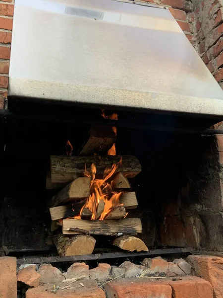 砖头篝火和燃烧的柴火 — 图库照片