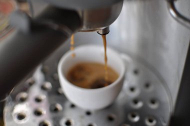 Kahve makinesinden taze espresso. Kapatın.