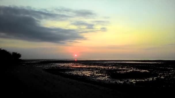 Zonsondergang Met Zee Oceaan Golven Beweging Met Blauwe Lucht Wolken — Stockvideo