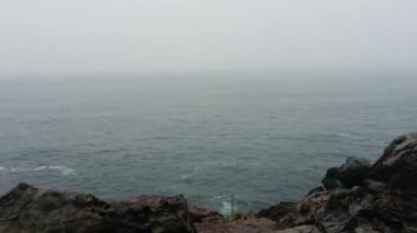 Mavi gökyüzü ve bulutlar arka plan yeşilimsi deniz ya da okyanus dalgaları hareketlerle