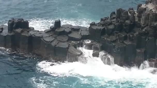 青い空と雲の背景の緑がかった海または海の波運動 — ストック動画