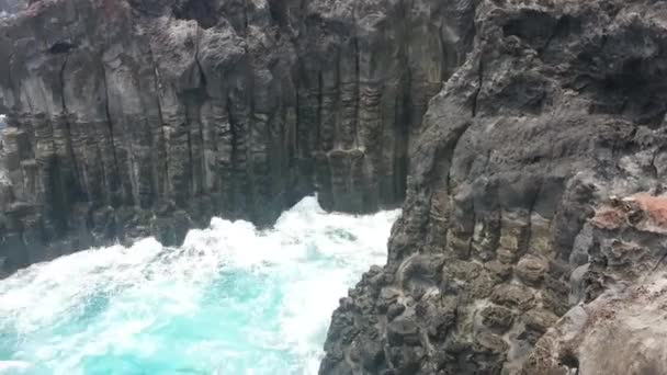 Mar Esverdeado Ondas Oceano Movimento Com Céu Azul Nuvens Fundo — Vídeo de Stock