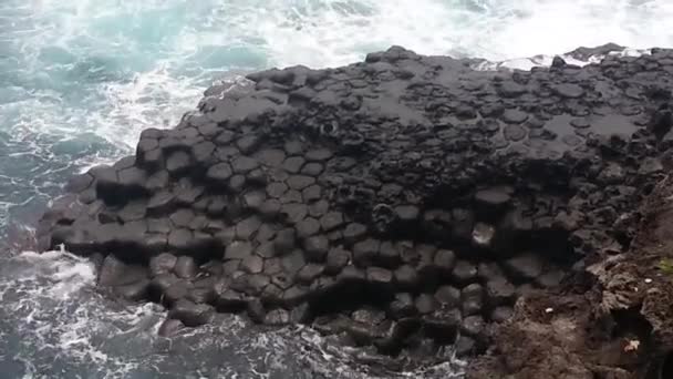 Mer Verdâtre ou océan vagues mouvement avec ciel bleu et nuages fond 