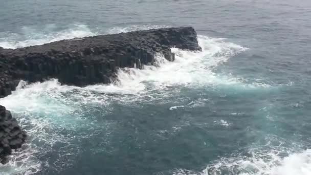 Mar Verde Movimiento Las Olas Del Océano Con Cielo Azul — Vídeos de Stock