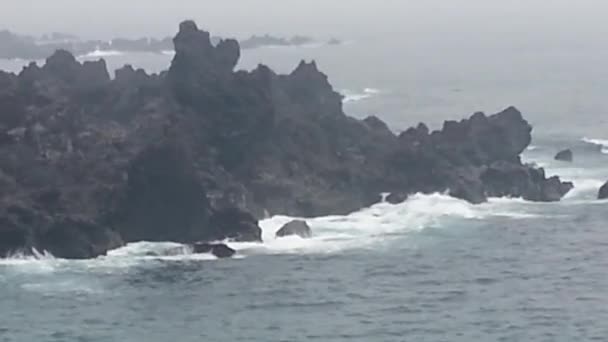 Zelenavě Moře Oceánu Vlny Pohybu Modrým Pozadím Nebe Mraky — Stock video