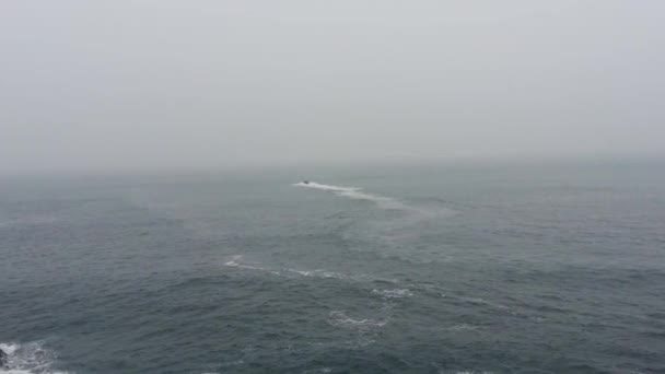 Mar Esverdeado Ondas Oceano Movimento Com Céu Azul Nuvens Fundo — Vídeo de Stock