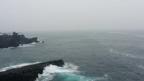 Zelenavě Moře Oceánu Vlny Pohybu Modrým Pozadím Nebe Mraky — Stock video