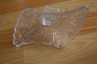 Beyaz ağır cam Crystal Canister ahşap zemin üzerine yerleştirilir.