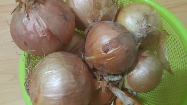 Süpermarkette soğan yığınının yakın görüntüsü. Vitaminler, mineraller ve antioksidanlarla dolu. Sebze arka planı