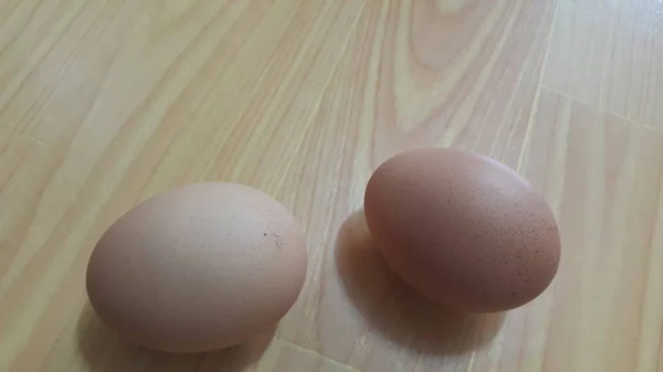 Huevos Frescos Pollo Granja Colocados Suelo Madera Bajo Luz Mercado — Foto de Stock