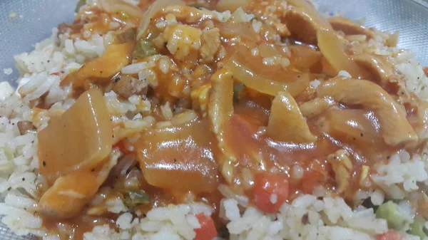 Beyaz Kızarmış Pirinçli Çin Yemeğinin Üzerine Havuç Tavuk Soğan Dilimleri — Stok fotoğraf