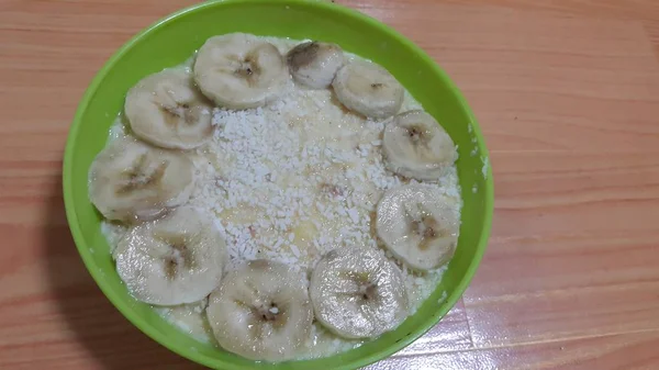 Creamy Saboroso Creme Doce Com Pedaços Banana Camadas Superfície Chão — Fotografia de Stock