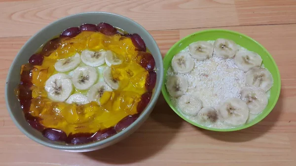 Cremig Leckere Süße Pudding Mit Bananenstücken Auf Der Oberfläche Auf — Stockfoto