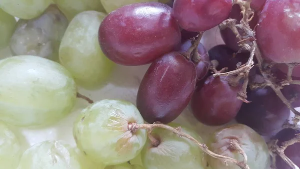 Een Close Van Groene Paarse Druiven Trossen Zoete Sappige Smakelijke — Stockfoto