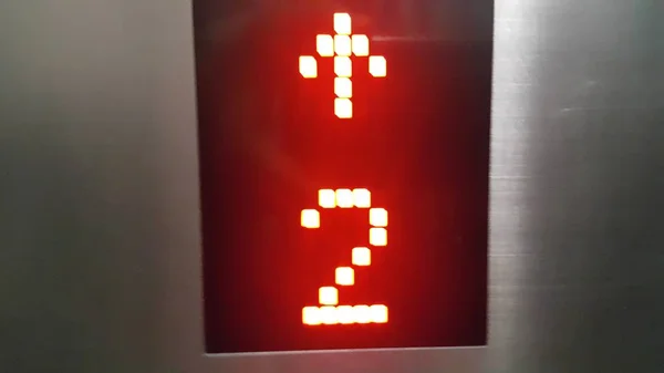 Monitor Digital Dalam Lift Menampilkan Nomor Lantai Dengan Panah Putih — Stok Foto