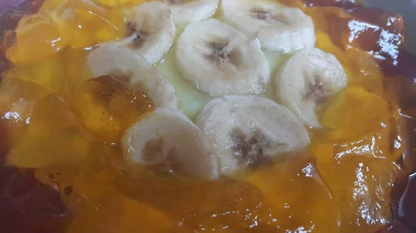 Сливочный Вкусный Сладкий Заварной Крем Банановыми Кусочками Слоистыми Поверхности Крупный — стоковое фото