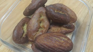 Khajoor 'un Pakistan ve Afganistan' da yaptığı geleneksel tatlı fırınının yakın görüntüsü ahşap zeminin üzerine yerleştirilmiş cam kasenin içinde.