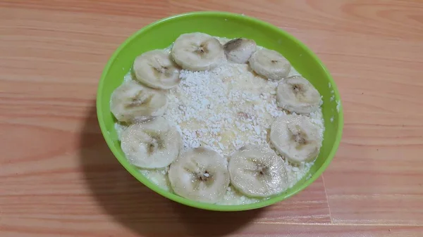 Savoureux Crème Anglaise Crémeuse Avec Des Morceaux Banane Superposés Sur — Photo