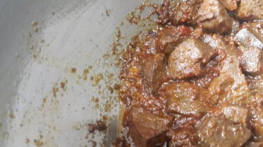 Biftekli tavuk ciğeri ve üzerine baharat. Geleneksel bir ev yapımı karaciğer yemeği.