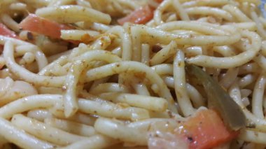 Fırıl fırıl dönen şehriye ya da makarna kasesinde makarna.