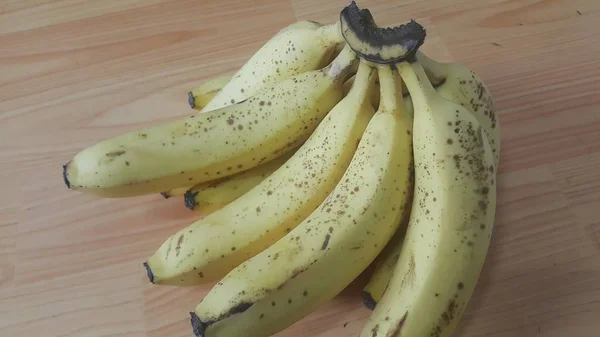 将种植成熟香蕉放置在塑料长廊或木地板上的容器中的近景 文本的水果背景 — 图库照片