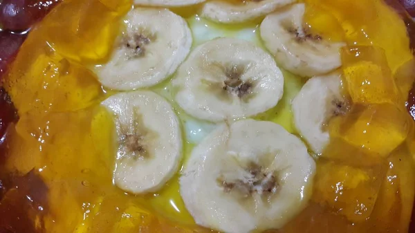 表面にバナナの破片が積層されたクリーミーおいしい甘いカスタード 家庭で作られたカスタードを間近で見ることができ 食後のデザートの乳製品です — ストック写真