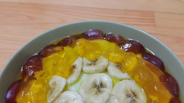 Cremig Leckere Süße Pudding Mit Bananenstücken Auf Der Oberfläche Auf — Stockfoto