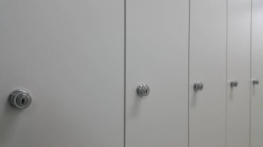 Dolap veya dolabı beyaz kapı, anahtar ve kilitleri ile üst üste perspektif görünümünü