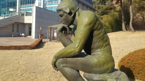 Estatua Verde Del Pensador Auguste Rodin Desnuda Sobre Una Roca —  Fotos de Stock