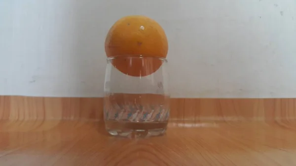 木地板背景上白色玻璃上的橙子近景 有木材背景的水果 橙子的健康好处 — 图库照片