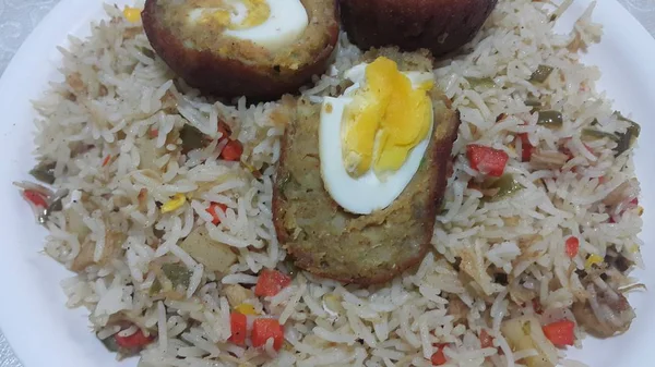 Vue du dessus des boulettes de viande ou du curry de kofta de viande dans un plat de riz aux légumes — Photo