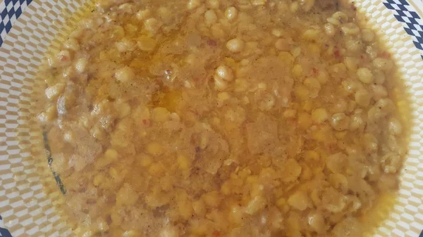 Rumah tradisional Asia membuat lentil pedas atau hidangan daal — Stok Foto