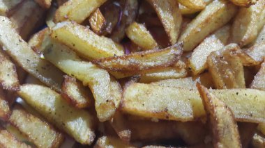 Patates kızarmış veya dilimleri kopya alanı temiz zemin üzerine kavrulmuş