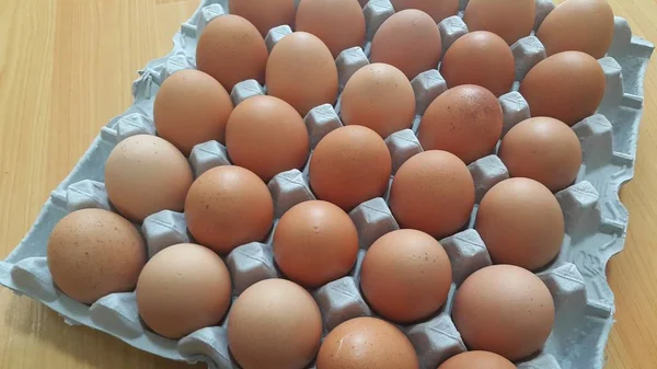 Čerstvá domácí vejce Kuřecí vejce krabičce nebo vejce držáku umístěn na trhu na prodej — Stock fotografie