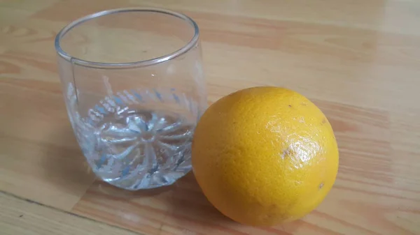 Vista de cerca de naranjas sobre vidrio blanco sobre fondo de madera . —  Fotos de Stock