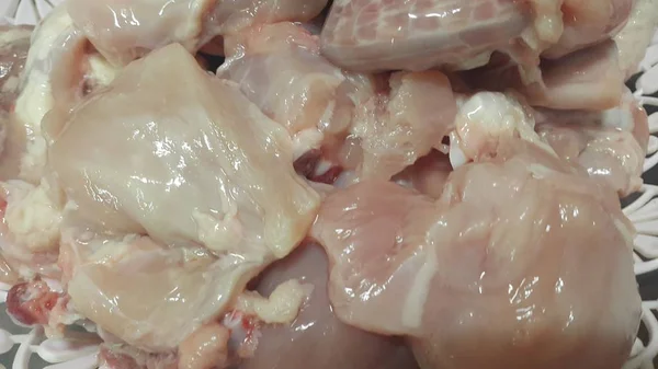 Vista de cerca de la carne de pollo cruda en la tienda de comestibles —  Fotos de Stock