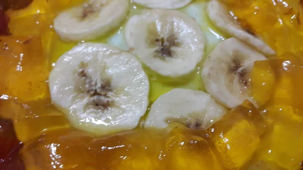 Cremiger, süßer Pudding mit Bananenstücken auf der Oberfläche. — Stockfoto
