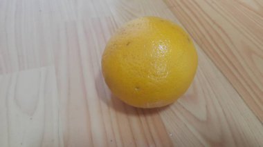 Ahşap arka plan ile ahşap zemin üzerinde portakal görünümü kadar kapatın.