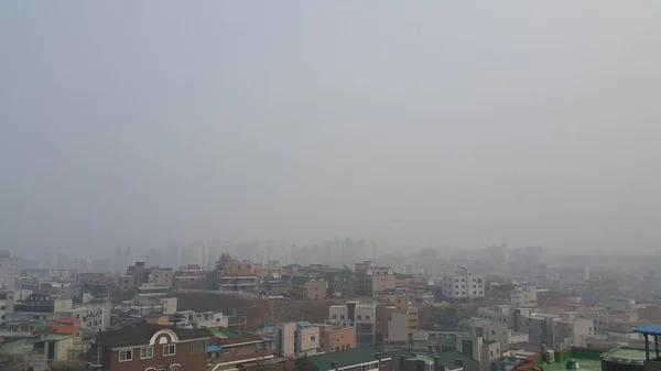 Vista aérea del paisaje urbano del país desarrollado con edificios de rascacielos y polvo —  Fotos de Stock