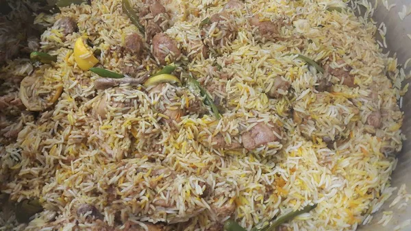 Una vista de cerca del pollo al arroz cocido biryani hecho con receta tradicional —  Fotos de Stock