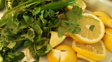 Üstten Görünüm taze limon dilimleri ile yeşil biber salatası için parçalar halinde kesilmiş. 