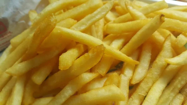 Vista de perto de batatas fritas ou fatias assadas — Fotografia de Stock