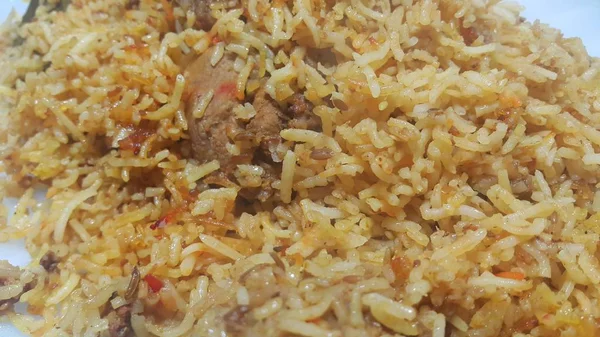 Una vista ravvicinata del pollo biryani di riso cotto fatto con la ricetta tradizionale — Foto Stock