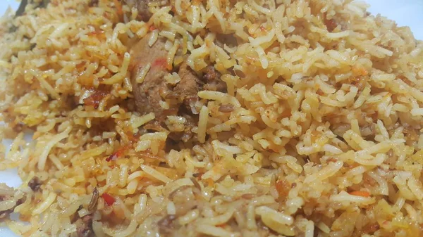 Geleneksel tarifi ile yapılan pirinç pişmiş tavuk biryani görünümünü yakından 