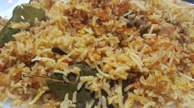 Geleneksel tarifi ile yapılan pirinç pişmiş tavuk biryani görünümünü yakından 